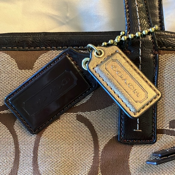 Coach C-pattern tote bag in camel. - Picture 3 of 6